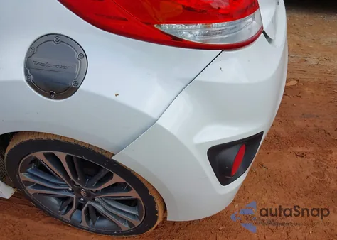 2016 Hyundai Veloster Turbo z USA, uszkodzony, nr VIN KMHTC6AE0GU293981